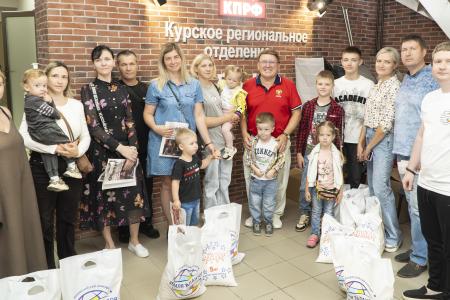 Курская область: в День семьи, любви и верности коммунисты встретились с многодетными семьями
