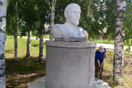 Бюст Ленина занял своё место в центре Белого Яра Томской области