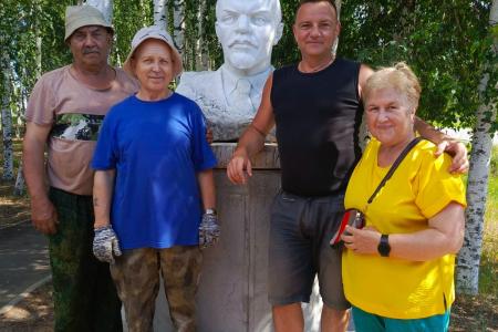 Бюст Ленина занял своё место в центре Белого Яра Томской области