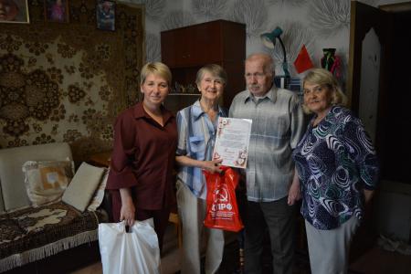 Коммунисты Забайкалья поздравили семьи‑долгожители с Днём любви, семьи и верности