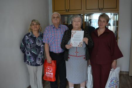 Коммунисты Забайкалья поздравили семьи‑долгожители с Днём любви, семьи и верности