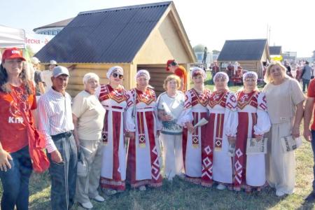 Партийная пресса Саратовского областного отделения КПРФ для участников и гостей  праздника чувашской культуры «Уяв»