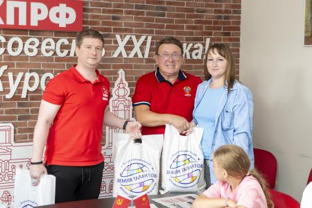 Курская область: коммунисты продолжают акцию «Дорогою добра» в поддержку многодетных семей