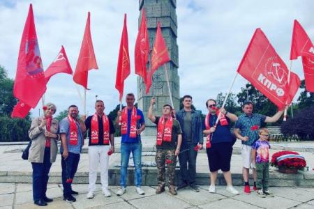 Коммунисты и комсомольцы Калининграда провели автопробег «Красные крылья Победы»