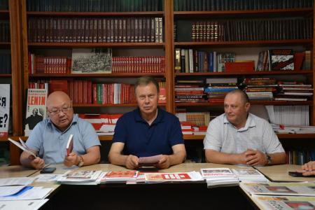 Николай Арефьев провёл в Астрахани совещание и встретился с жителями микрорайона