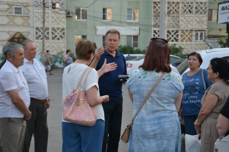 Николай Арефьев провёл в Астрахани совещание и встретился с жителями микрорайона