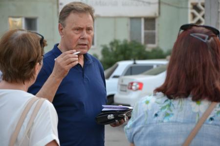 Николай Арефьев провёл в Астрахани совещание и встретился с жителями микрорайона