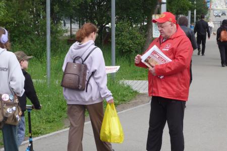В Магадане прошла очередная акция «Красные в городе»