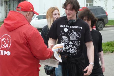В Магадане прошла очередная акция «Красные в городе»