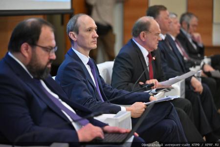 Главные вызовы современности: Геннадий Зюганов провёл заседание фракции КПРФ. На повестке — борьба с ростом цен и суверенное развитие ИИ