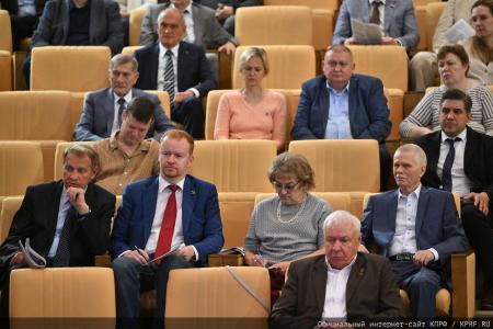 Главные вызовы современности: Геннадий Зюганов провёл заседание фракции КПРФ. На повестке — борьба с ростом цен и суверенное развитие ИИ
