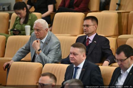 Главные вызовы современности: Геннадий Зюганов провёл заседание фракции КПРФ. На повестке — борьба с ростом цен и суверенное развитие ИИ