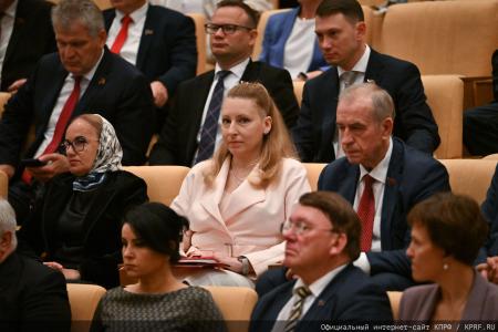 Мирный путь бюллетеня или винтовка с булыжником: Геннадий Зюганов выступил на итоговом заседании фракции КПРФ
