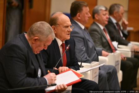 Мирный путь бюллетеня или винтовка с булыжником: Геннадий Зюганов выступил на итоговом заседании фракции КПРФ