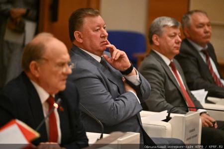 Мирный путь бюллетеня или винтовка с булыжником: Геннадий Зюганов выступил на итоговом заседании фракции КПРФ