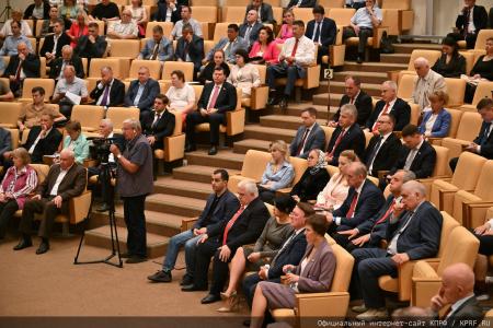 Мирный путь бюллетеня или винтовка с булыжником: Геннадий Зюганов выступил на итоговом заседании фракции КПРФ