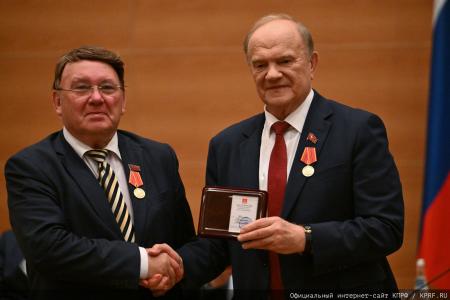 Мирный путь бюллетеня или винтовка с булыжником: Геннадий Зюганов выступил на итоговом заседании фракции КПРФ