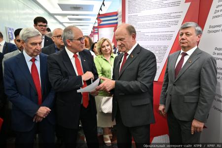 Солдат и совесть эпохи: в Госдуме состоялась презентация выставки к 100-летию со дня рождения Фиделя Кастро