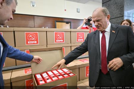КПРФ подала документы кандидатов в депутаты Госдумы в Центризбирком
