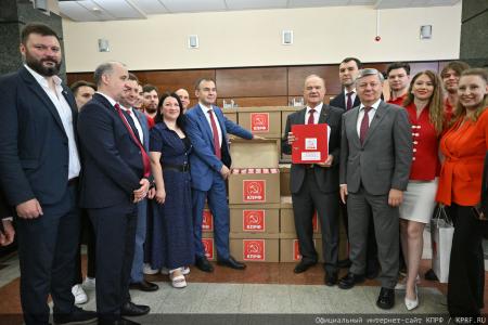 КПРФ подала документы кандидатов в депутаты Госдумы в Центризбирком