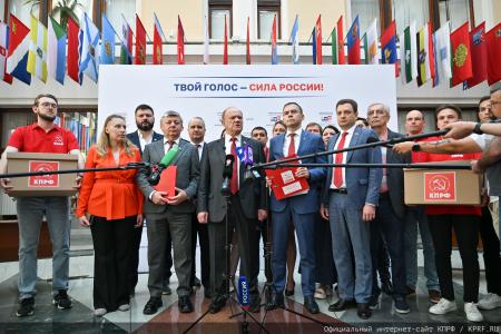 КПРФ подала документы кандидатов в депутаты Госдумы в Центризбирком