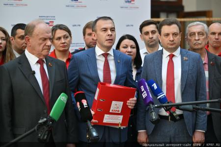 КПРФ подала документы кандидатов в депутаты Госдумы в Центризбирком