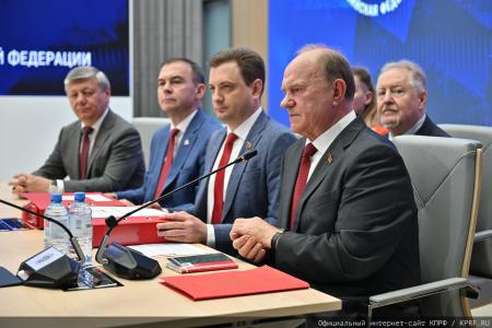 КПРФ подала документы кандидатов в депутаты Госдумы в Центризбирком