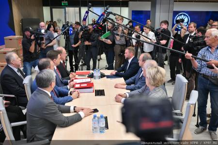 КПРФ подала документы кандидатов в депутаты Госдумы в Центризбирком