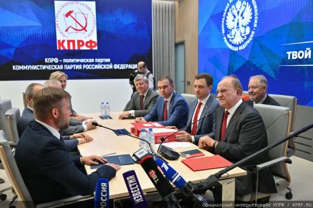 КПРФ подала документы кандидатов в депутаты Госдумы в Центризбирком