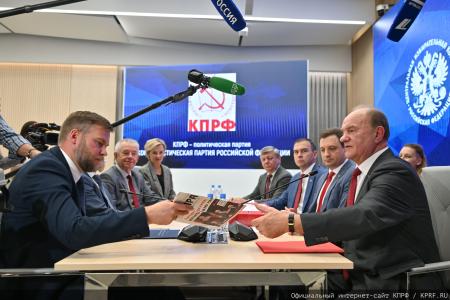 КПРФ подала документы кандидатов в депутаты Госдумы в Центризбирком