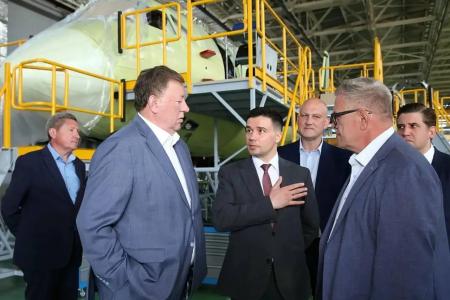 От авиации до сельского хозяйства: Владимир Кашин посетил ключевые предприятия Луховицкого округа