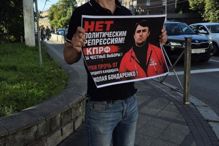 Калининградские коммунисты вышли на одиночные пикеты в поддержку товарищей