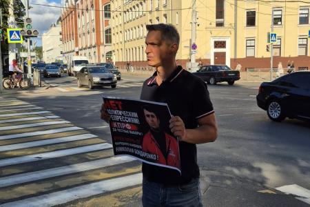 Калининградские коммунисты вышли на одиночные пикеты в поддержку товарищей