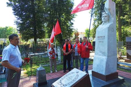 Коммунисты почтили память первого руководителя Брянской области А.П. Матвеева