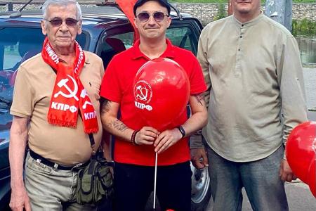 Спасение от зноя и тысячи улыбок: фирменные кепки КПРФ стали хитом Дня города в Иваново