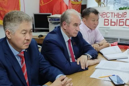 Сергей Левченко и Вячеслав Куличкин в Алдане: от партийного актива - к открытому разговору с жителями