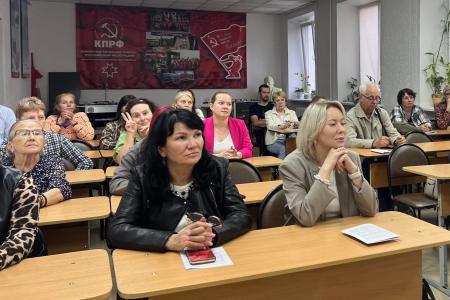 Боевой настрой и защита каждого голоса: Юрий Балахонцев встретился с членами УИК Ленинского района Ижевска
