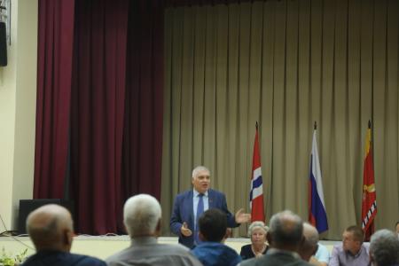 Омская область. Депутат Госдумы Андрей Алехин в Калачинске провел встречу с жителями и собрал наказы на новый срок