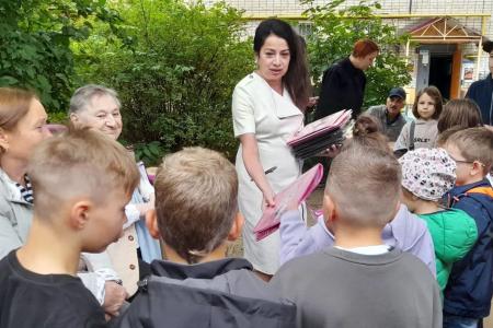 Калужские коммунисты помогают многодетным и малообеспеченным готовить детей к школе