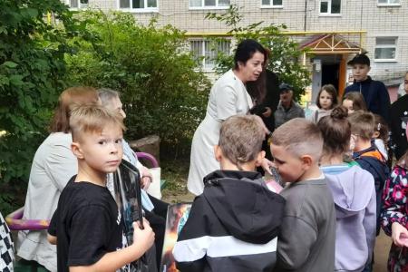 Калужские коммунисты помогают многодетным и малообеспеченным готовить детей к школе
