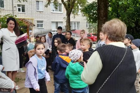 Калужские коммунисты помогают многодетным и малообеспеченным готовить детей к школе