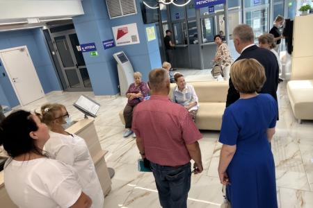 В фокусе народных задач: депутат Госдумы Алексей Куринный проверил работу новокузнецкой поликлиники № 5