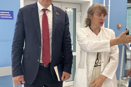 В фокусе народных задач: депутат Госдумы Алексей Куринный проверил работу новокузнецкой поликлиники № 5