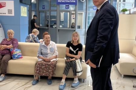 В фокусе народных задач: депутат Госдумы Алексей Куринный проверил работу новокузнецкой поликлиники № 5