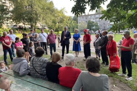 Новокузнецк: Депутаты КПРФ вышли на встречу с жителями улицы Горького