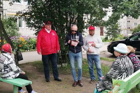 Кандидаты от КПРФ Александр Бойков и Владимир Любимов зафиксировали проблемы города Вичуга Ивановской области во время встреч с избирателями