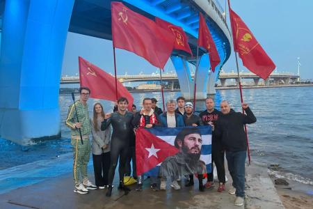 Нева покорилась коммунистам. Марат Музаев и Ярослав Кобаладзе преодолели 77 километров в честь 100-летия со дня рождения Фиделя Кастро