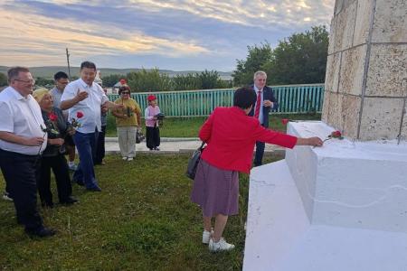 Преемственность поколений: Николай Коломейцев и Вячеслав Мархаев почтили память В.И. Ленина в забайкальском селе Зугалай