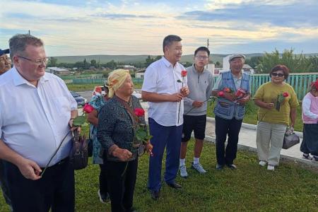 Преемственность поколений: Николай Коломейцев и Вячеслав Мархаев почтили память В.И. Ленина в забайкальском селе Зугалай