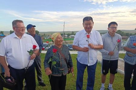 Преемственность поколений: Николай Коломейцев и Вячеслав Мархаев почтили память В.И. Ленина в забайкальском селе Зугалай